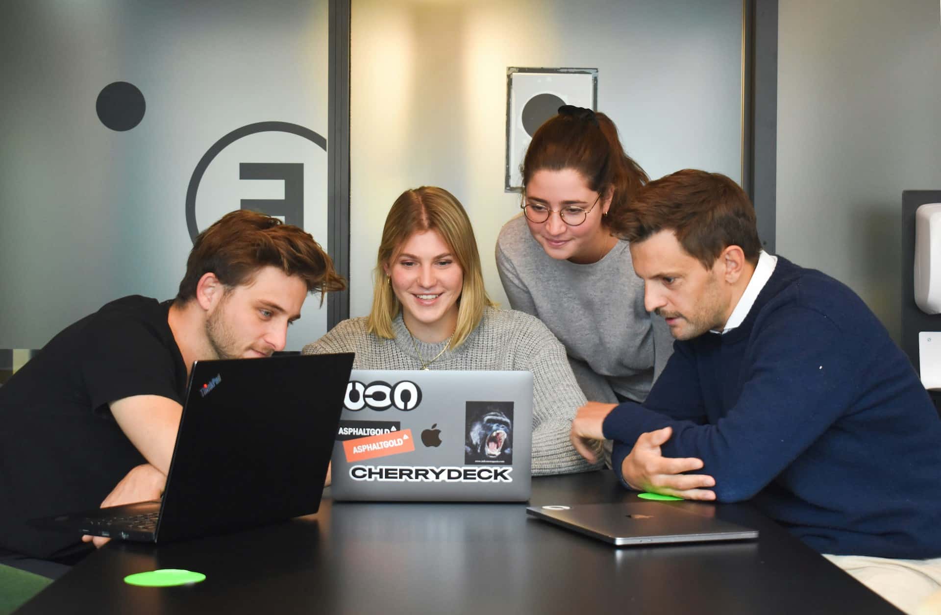 Agenturteam stimmt ein Kundenprojekt gemeinsam ab